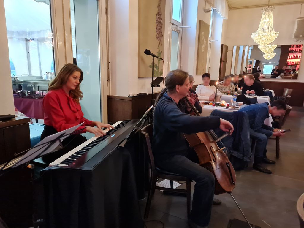 Pianistin Katharina Schmidt und Cellist Tobias Unterberg im Restaurant Schlosscafé